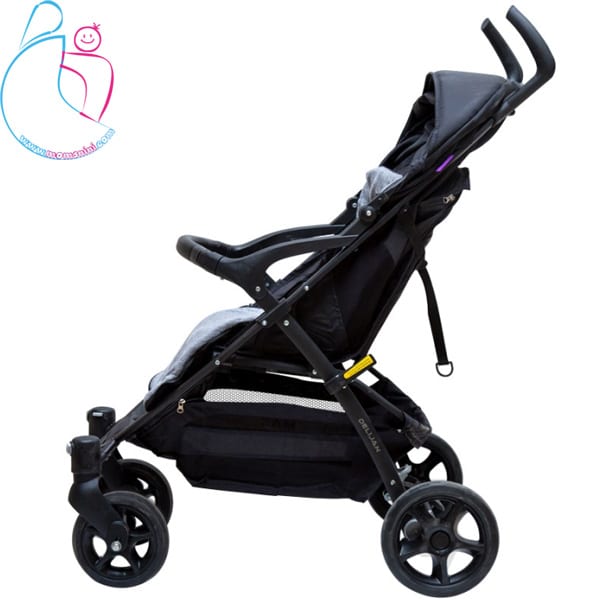 نمای نیمرخ کالسکه ریو دلیجان با بدنه آلومینیومی، پشتی قابل تنظیم و چرخ‌های جلو با قابلیت چرخش ۳۶۰ درجه