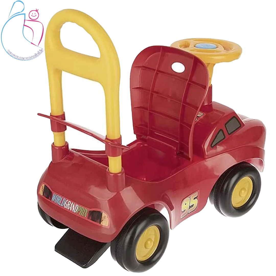 محفظه ذخیره‌سازی در زیر صندلی ماشین مک کویین زرین تویز، برای نگهداری اسباب‌بازی‌ها یا لوازم کوچک