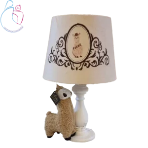 چراغ خواب کودک مدل لاما با طراحی فانتزی مخملی و پایه چوبی، مناسب دکور اتاق کودک