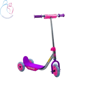 اسکوتر سه چرخ جی تویز مدل اسکوتی (Scooty) رنگ بنفش دارای بدنه مقاوم ساخته شده از ترکیب فلز و پلاستیک یکی از بهترین انتخاب‌ها برای بازی و سرگرمی کودکان