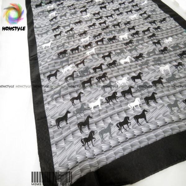 شال نخی مشکی سفید چاپی طرح هرمس مام استایل