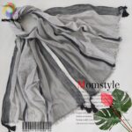 شال لنین منگوله دار دارای رنگبندی مام استایل