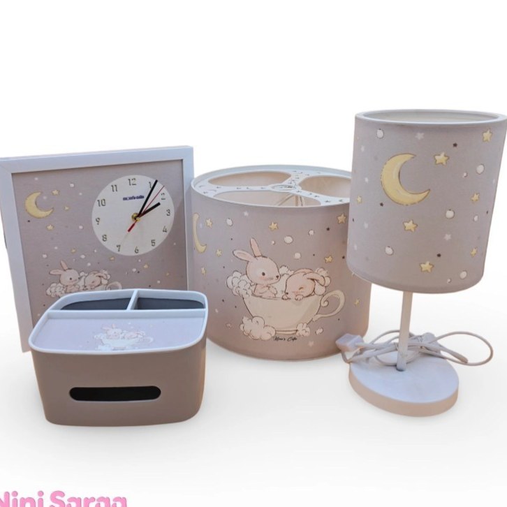 سرویس لوستر،آباژور،ساعت و جای دستمال نوزاد برند مامز کیوتی مدل 4 تکه طرح خرگوش و ماه مامزنینی