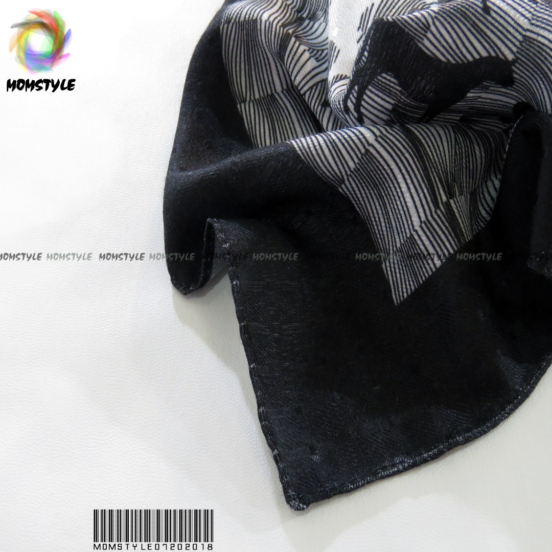 شال نخی  مشکی سفید چاپی  طرح هرمس مام استایل